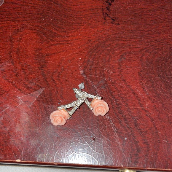 Eiffel tower and floral earrings - Picture 2 of 4